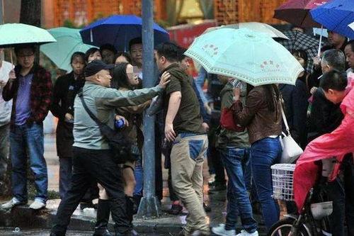 两家人斗殴吃瓜群众,吃瓜群众现场围观