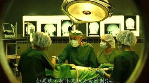 群众看戏吃瓜热闹,共度欢乐时光