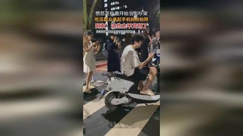 吃瓜群众拍照视频,吃瓜群众捕捉瞬间，视频记录生活百态