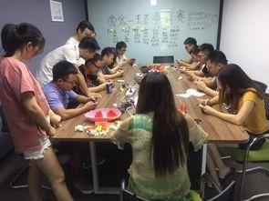 引来了一群吃瓜群众围观,吃瓜群众齐聚一堂