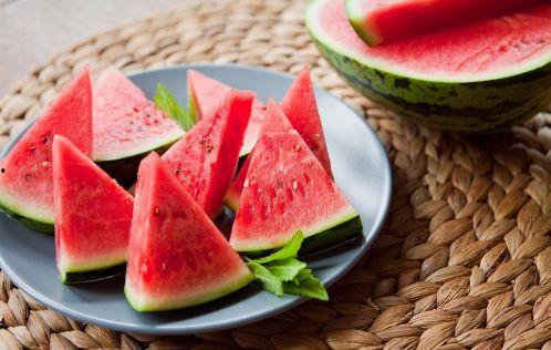 吃瓜群众们搬好了小板凳,围观大戏即将开场