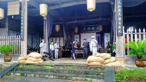 衙门门口的吃瓜群众是谁