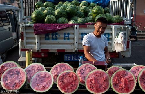 吃瓜的群众摄影